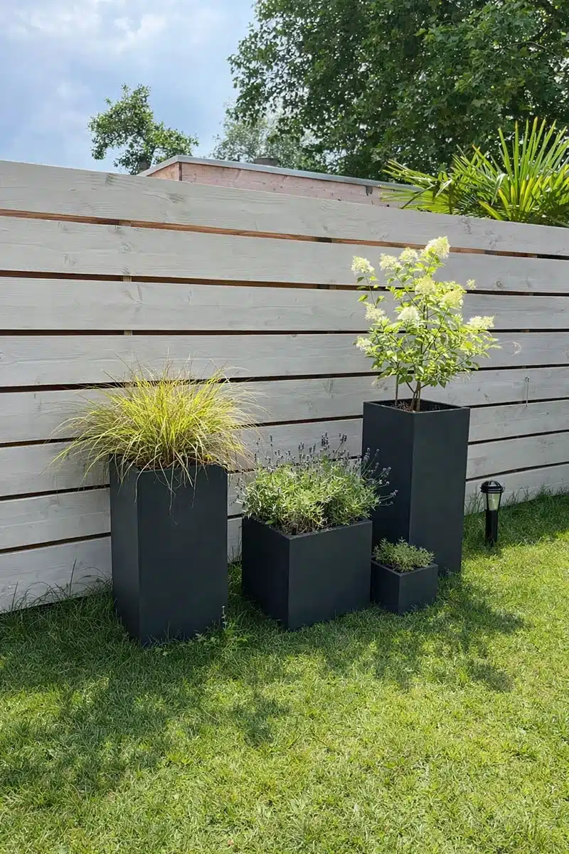 Cetabever Schuttingbeits grey wash voorbeeld in een tuin