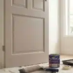 Flexa Creations lak Zijdeglans op een deur in een taupe kleur