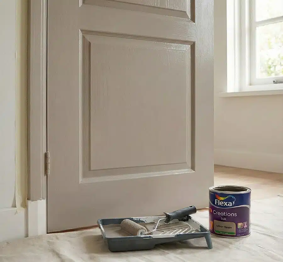 Flexa Creations lak mat in urban taupe op een deur