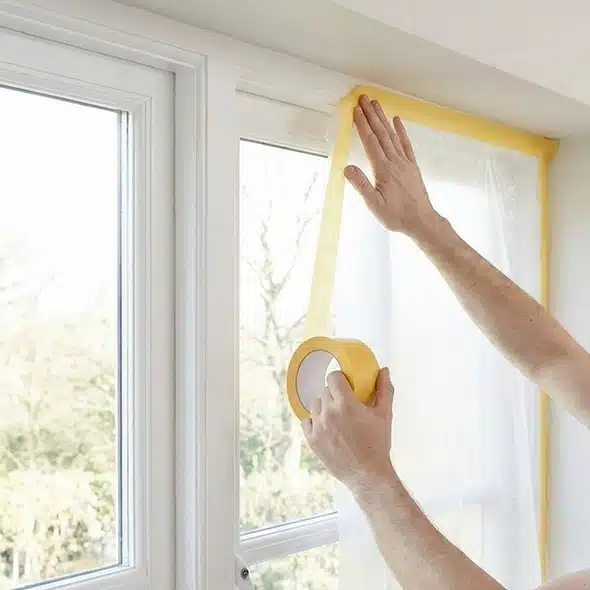 Gewoon schilderstape met folie voorbeeld op een kozijn