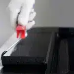 Lakroller waarmee zwarte verf wordt aangebracht