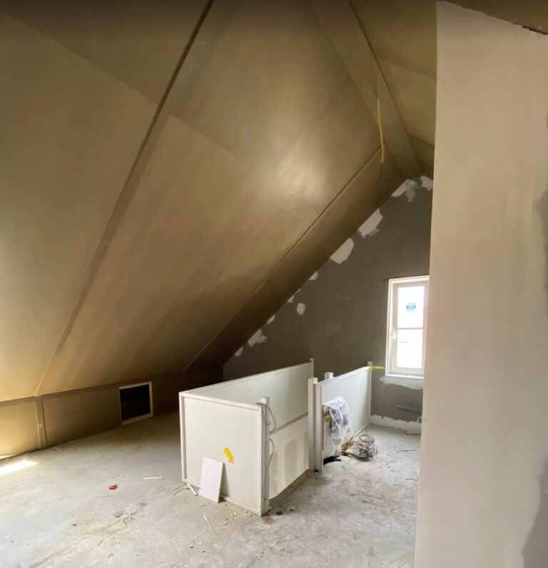 Plafond platen op zolder schilderen
