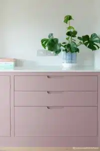 Farrow and Ball Sulking Room Pink op een kast
