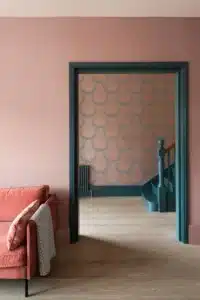 Sulking room pink op de muren