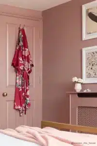 Kleur Sulking room pink op de muur en deur