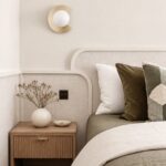 Bed met groene accenten in Farrow and Ball Dimity No. 2008