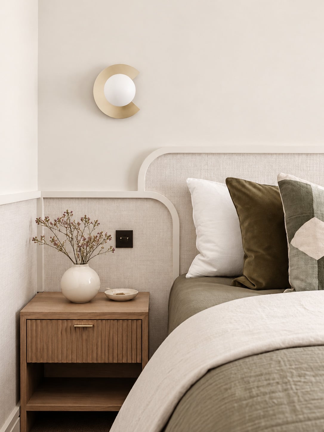 Bed met groene accenten in Farrow and Ball Dimity No. 2008