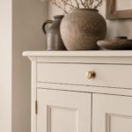 Houten kast in Farrow and Ball Dimity No. 2008