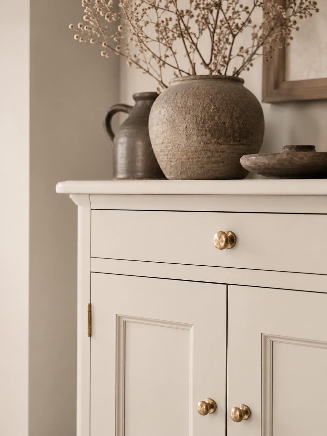Houten kast in Farrow and Ball Dimity No. 2008