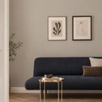Kamer met moderne bank met muur in Farrow and Ball Elephant’s Breath No. 229