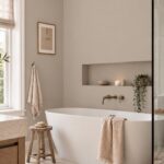 Moderne badkamer met badkuip in Farrow and Ball Elephant’s Breath No. 229