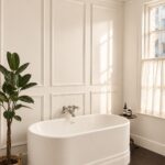 Moderne badkuip in Farrow and Ball Dimity No. 2008