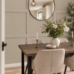 Nette eettafel met muur in Farrow and Ball Elephant’s Breath No. 229
