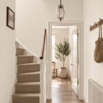 Rustieke trapgang met Farrow and Ball Dimity No. 2008