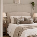 Slaapkamer met bed in Farrow and Ball Elephant’s Breath No. 229