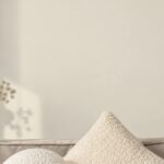 Bank met kussens en muur in Gentle Sand