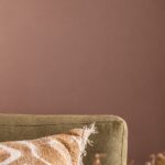 Bankstel bij muur in Real Plum