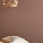 Bed bij muur met Real Plum
