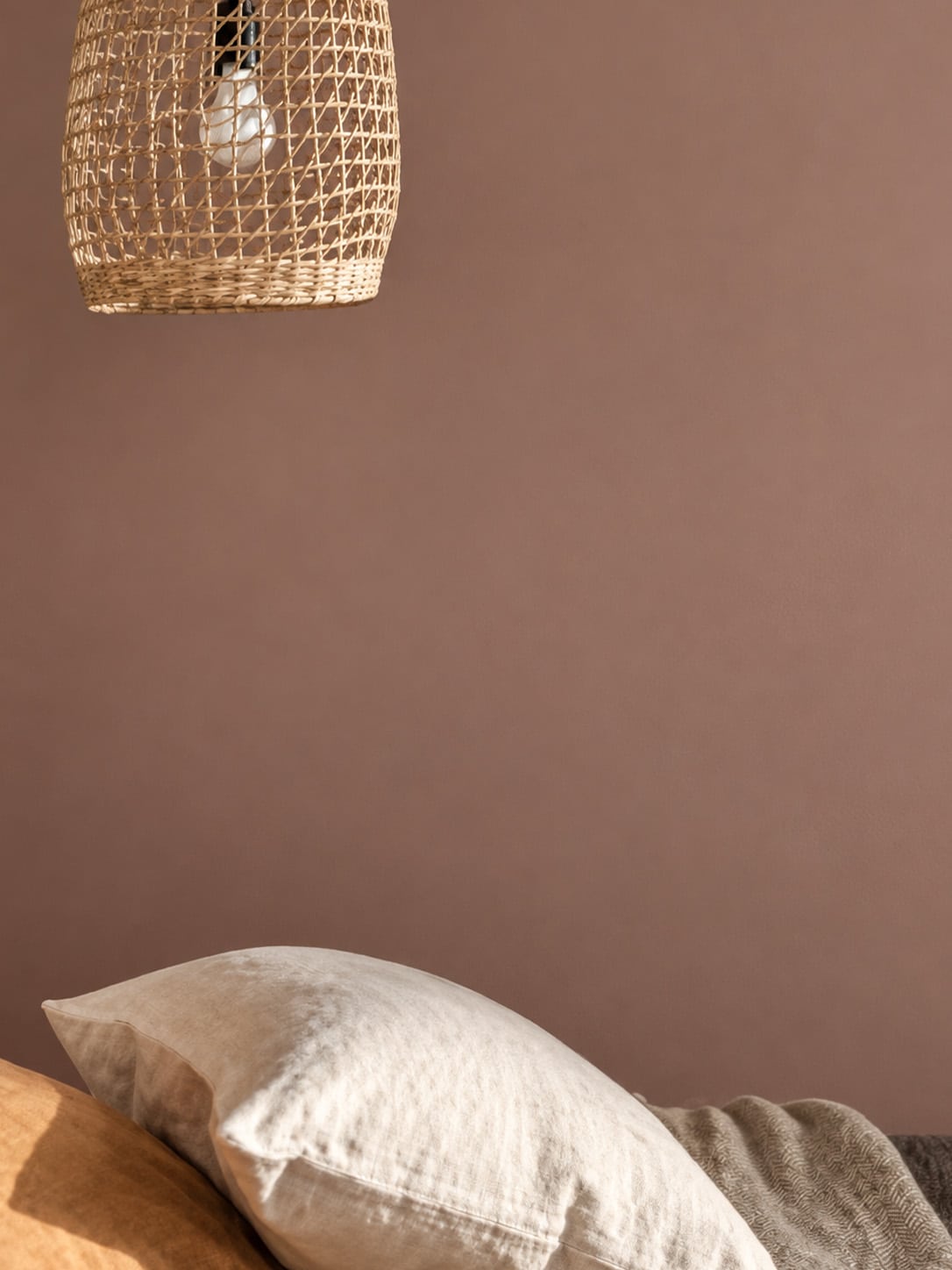 Bed bij muur met Real Plum