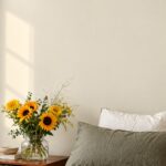 Bed met bloemen bij muur in Gentle Sand