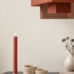 Kast met kaars en muur in Gentle Greige