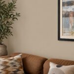 Moderne bank met muur in Mild Greige
