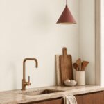 Moderne keuken met achterwand in Gentle Greige