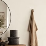 Moderne wasbak met muur in Gentle Greige