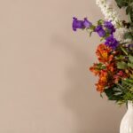 Muur in Subtle Umber met kleurrijke bloemen