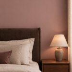 Slaapkamer met bed en muur in Mild Plum