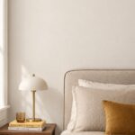 Slaapkamer met bedframe in Gentle Stone