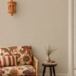 Stoel met muur in Mild Greige
