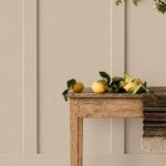 Tafel met citroen en muur in Mild Greige