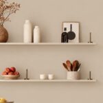 Wand met planken in Mild Greige
