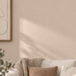 Woonkamer met bank en muur in Subtle Umber