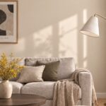 Woonkamer met muur in Subtle Greige