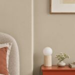 Bedframe en nachtkast en muur in Mild Greige