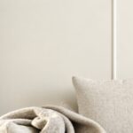 Muur met bank en deken in Delicate Sand