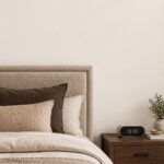 Bedframe met muur in PPG1022 1 – Singing Sand