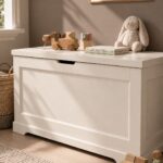 Kinderkamer met speelgoedkist in PPG1022 1 – Singing Sand