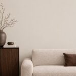 Moderne woonkamer met bank in Urban Taupe