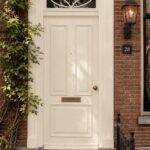 Klassieke houten voordeur in PPG1008 1 – Coffee Crème