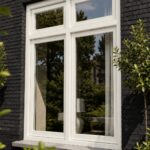 Buitenkozijn met zwarte gevel in RAL 9003 Signaalwit