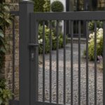 Hek in moderne tuin in RAL 7021 Zwartgrijs
