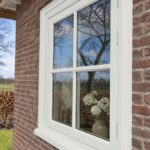 Landelijk huis met kozijn in RAL 9016 Verkeerswit