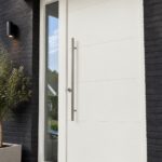 Moderne voordeur in RAL 9016 Verkeerswit