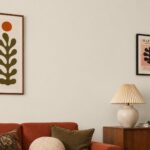Woonkamer met bank met muur in RAL 9001 Cremewit