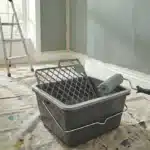 Verfemmer met plastic bak en verfrooster