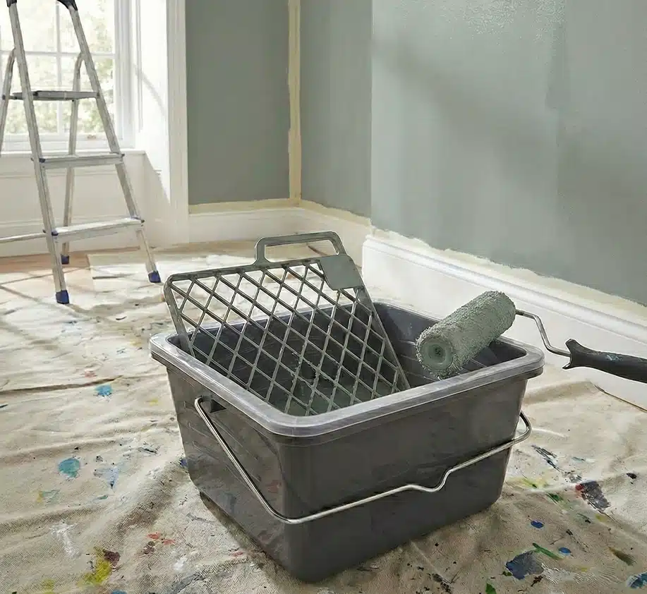 Verfemmer met plastic bak en verfrooster