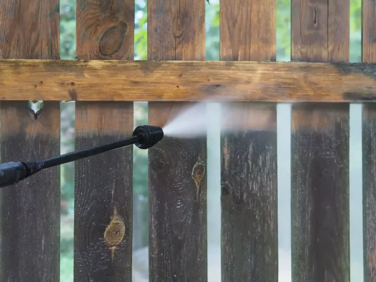 Groene aanslag verwijderen van een schutting | Verfplaza